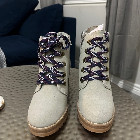 Brand new Maurice’s Claire Gray Knit Collar Lace Up Wedge-10 - Picture 2 of 7